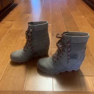 Sorel wedge boots size 6